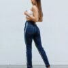 Jean recto color azul trapeado en los laterales con faja moldeadora y calce colombiano
