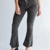 Jean oxford o flare color negro nevado con faja de 3 botones, de frente
