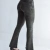 Jean oxford o flare color negro nevado con faja, parte de atras resaltando la silueta con el calce colombiano