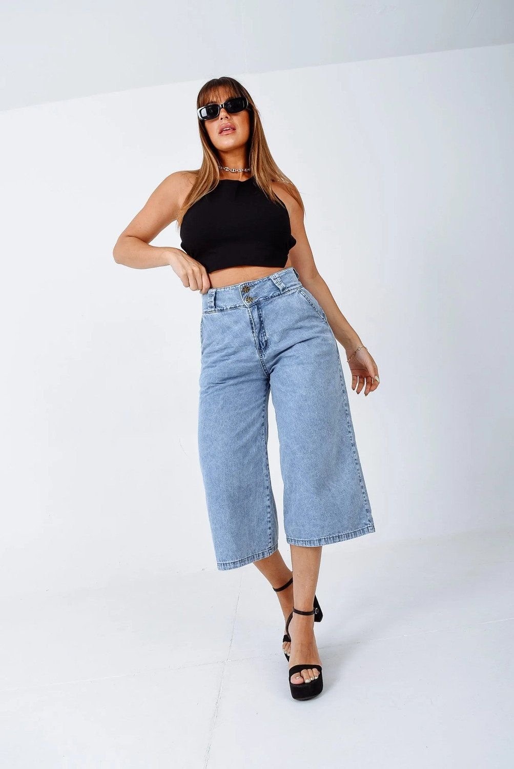 Modelo femenino con un jean culotte color celeste nevado parte delantera