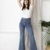 Modelo fenemino de frente vistiendo un jean wide leg pata ancha color celeste nevado con faja moldeadora