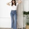 Modelo fenemino de frente vistiendo un jean wide leg pata ancha color celeste nevado con faja moldeadora