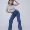 Jean wide leg celeste nevado con cintura alta y faja modeladora, ideal para un look moderno y canchero.
