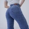 Vista trasera de jean wide leg celeste nevado para mujer con bolsillos clásicos y efecto realce.