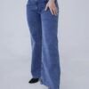 Jean wide leg celeste nevado con triple botón frontal y pierna ancha, tendencia cómoda y estilizada.
