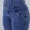 Detalle de costuras y pretina del jean wide leg celeste nevado con diseño anatómico y moderno.