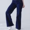 Vista diagonal de jean wide leg azul con faja modeladora y costuras a contratono, estilo moderno y funcional.