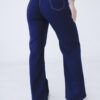 Vista trasera de jean wide leg azul con faja, etiqueta de cuero y bolsillos clásicos realzadores.