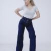 Mujer luciendo jean wide leg azul con faja modeladora en outfit urbano y estilizado.