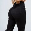 Jean clasico tiro alto recto straight color negro con calce colombiano que realza la silueta