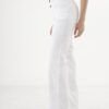 Modelo rubia luciendo nuestros jeans wide leg blancos de tiro alto, con un calce perfecto gracias a su tela elástica y faja modeladora. Talles del 38 al 56. Envío gratis a todo el país para mayoristas. #modamujer #tendencia #jeans #wideleg #tallegrande