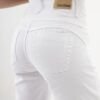 Jeans blancos y se ven 3 pinzas estratégicamente ubicadas en la parte trasera del pantalón ayudan a moldear y levantar los glúteos aún más, creando un efecto push-up aún mayor junto a su diseño corte corazon