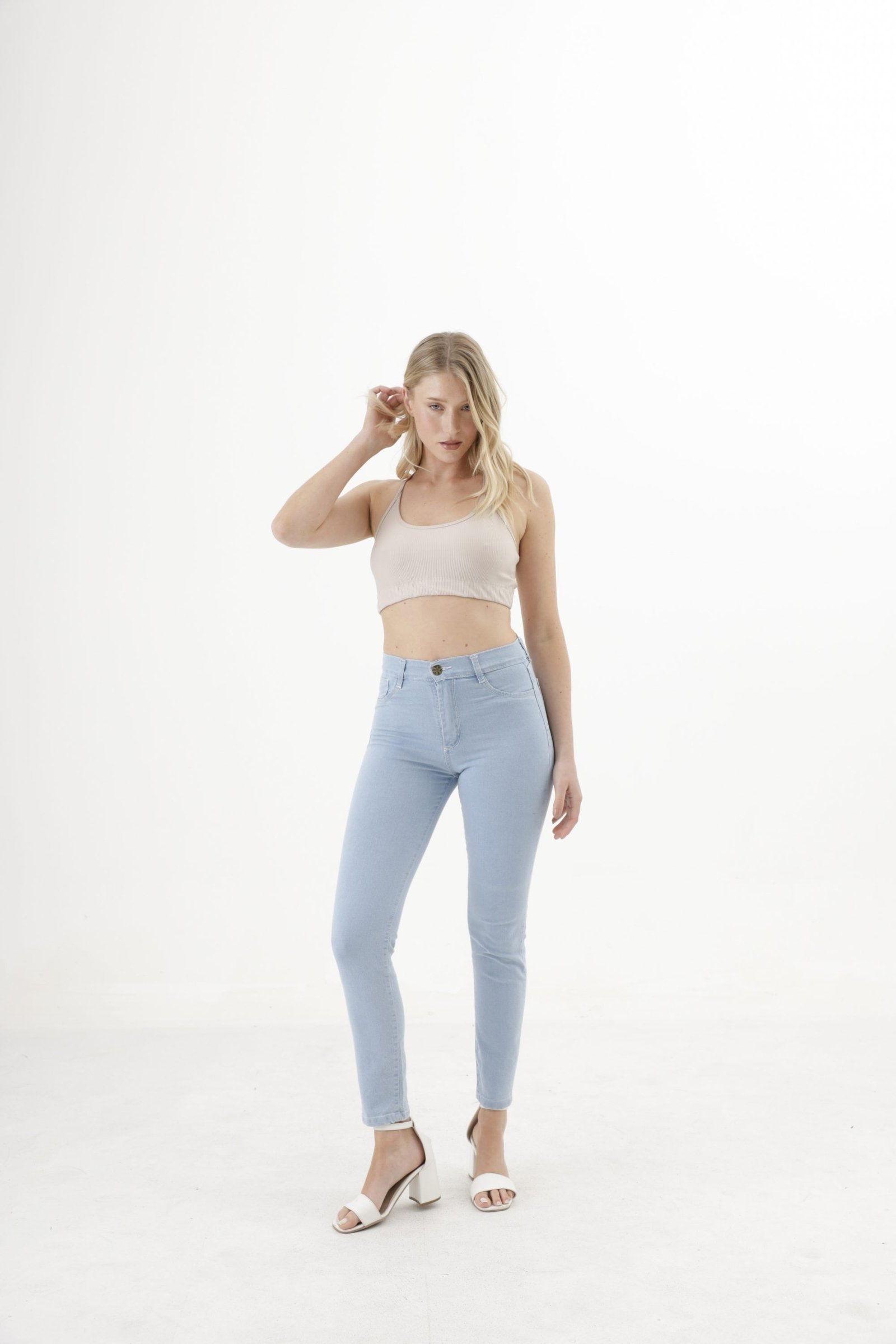 Suma este producto a tu colección. Modelo rubia luce un jean color celeste, tela de alta calidad elastizada . tiro alto chupin skinny . modelo se recoge el pelo para atras de la oreja. talles 38 al 56. venta por mayor . Envios a todo el pais de Argentina inclusive Tierra del Fuego