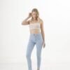 Suma este producto a tu colección. Modelo rubia luce un jean color celeste, tela de alta calidad elastizada . tiro alto chupin skinny . modelo se recoge el pelo para atras de la oreja. talles 38 al 56. venta por mayor . Envios a todo el pais de Argentina inclusive Tierra del Fuego