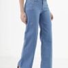 Jean wide leg o pata ancha de perfil, color celeste, con faja moldeadora y calce colombiano que realza la silueta