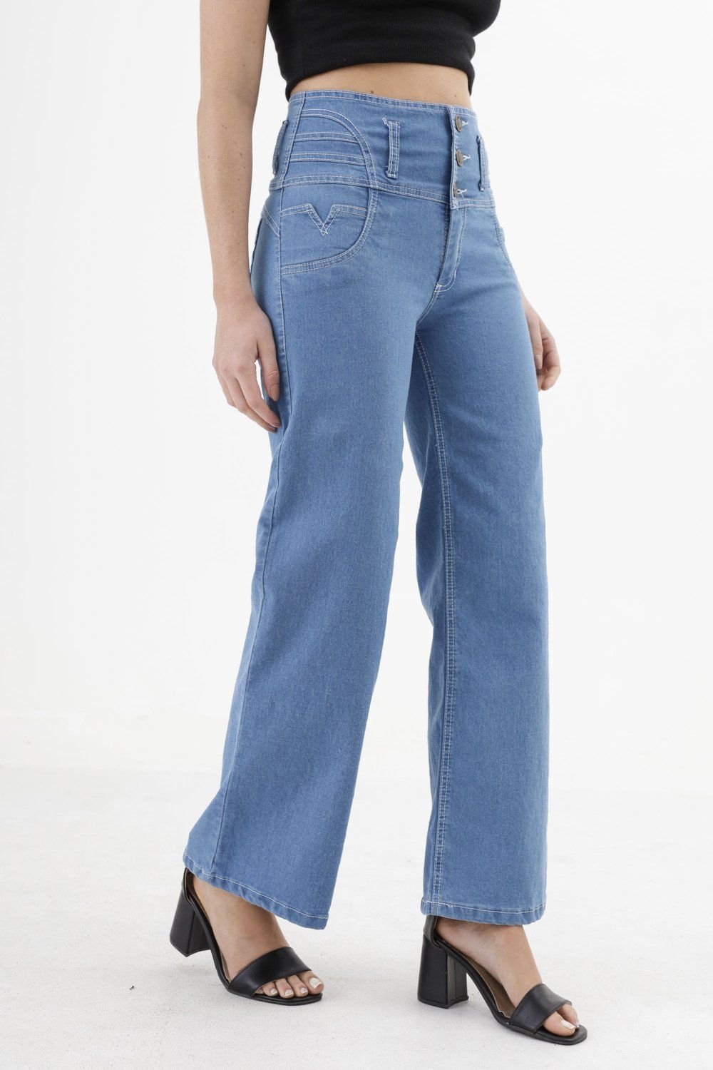 Jean wide leg o pata ancha de perfil, color celeste, con faja moldeadora y calce colombiano que realza la silueta