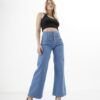 Modelo femenino de frente vistiendo un jean wide leg o pata ancha con faja moldeadora color celeste