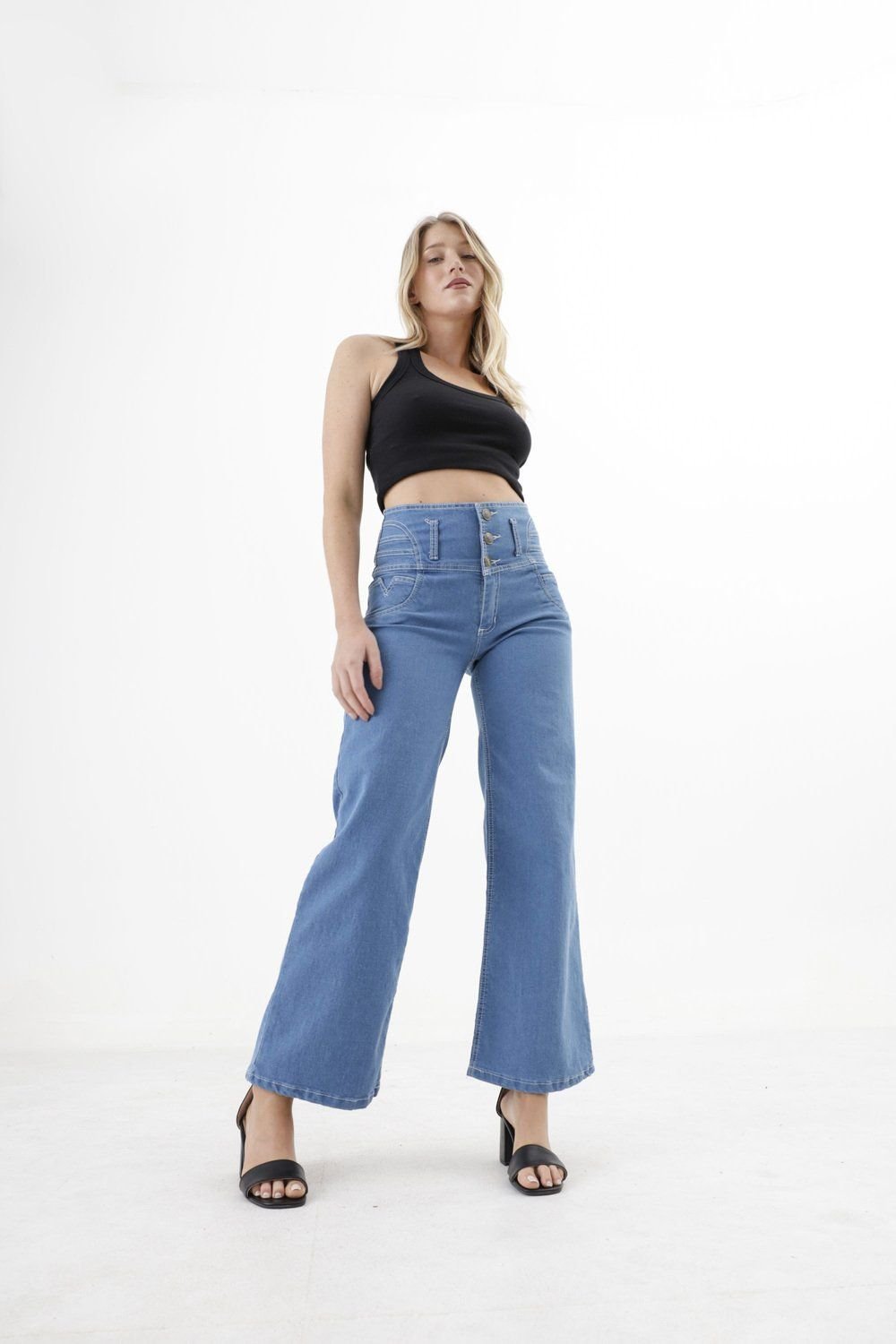 Modelo femenino de frente vistiendo un jean wide leg o pata ancha con faja moldeadora color celeste