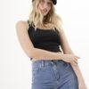 Short denim clásico, color azul nevado. Tela elastizada con pinza trasera y tiro alto, ideal para realzar la figura.