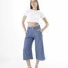 Pantalón culotte de mezclilla azul para mujer, con cintura alta y botones decorativos, estilo casual chic con blusa corta blanca