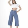 Pantalón de mezclilla culotte para mujer en azul, diseño moderno de cintura alta, combinado con blusa corta y sandalias de tacón, look fresco y casual.