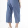 Detalle de pantalón de mezclilla culotte, parte de atras, azul de mujer, con cintura alta, bien fresco para el verano, estilo moderno y cómodo.
