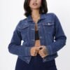 Mujer con campera de jean azul, luciendo un look casual y moderno.
