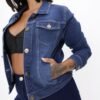 Mujer con campera de jean azul, destacando los botones metálicos y el diseño moderno.