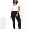 Mujer usando jean negro elastizado con tiro alto, fit cómodo y versátil para cualquier ocasión.