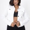 Mujer con campera de jean blanca, combinando un look elegante y casual.