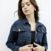 Campera oversize corta denim azul con solapas y botones metálicos, en look casual moderno.