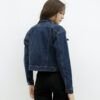 Vista trasera de campera corta oversize denim azul con corte recto, ideal para estilo casual.