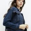 Campera de jean oversize corta azul con detalles de bolsillos y costuras visibles en vista lateral.