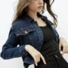 Campera corta de jean oversize azul con botones dorados y solapas, en look actual y juvenil.