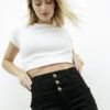 Jean negro flare en plano frontal, resaltando su ajuste y faja moldeadora integrada.