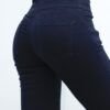Parte trasera del Jean Chupin Faja Deep con costuras definidas al tono, bolsillos clásicos y etiqueta de cuero en la pretina.