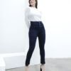 Jean Chupin Faja Deep en azul profundo uniforme, sin lavado ni desgastes, ideal para outfits formales o casuales.