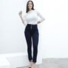 Detalle en primer plano del Jean Chupin Faja Deep, mostrando tres botones metálicos y diseño de faja cruzada en la parte superior.
