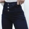 Primer plano del Jean Chupin Faja Deep mostrando el diseño cruzado en la pretina, botones metálicos y confección prolija en denim azul profundo.