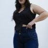 Modelo de espaldas luciendo un jean chupin azul oscuro con faja, calce anatómico y efecto push-up.