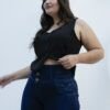 Mujer de frente mostrando la faja alta de un jean chupin azul oscuro, ideal para control y soporte abdominal.