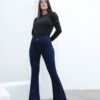 Mujer de pie posando con el Jean Clasico Oxford Azul EDGE, destacando la caída del pantalón y su calce ceñido.