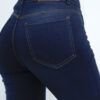 Detalle del bolsillo trasero y etiqueta de cuero del jean clásico Oxford azul para mujer