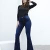 Mujer luciendo jean azul oscuro entallado tipo Oxford con tacones negros