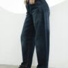 Vista lateral de jean baggy azul localizado con silueta amplia y look casual contemporáneo.