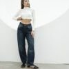 Modelo con jean baggy azul localizado, combinando elegancia relajada y comodidad.