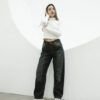 Modelo luciendo jean baggy Vera localizado con sneakers blancos.