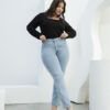 Mujer posando con jean recto celeste nevado, mostrando su caída desde la cintura hasta el tobillo.