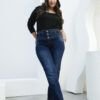 Modelo posando con jean recto azul oscuro con faja visible, resaltando tiro alto y fit favorecedor.