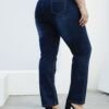 Modelo de espaldas mostrando diseño trasero del jean azul oscuro con etiqueta y efecto moldeador.